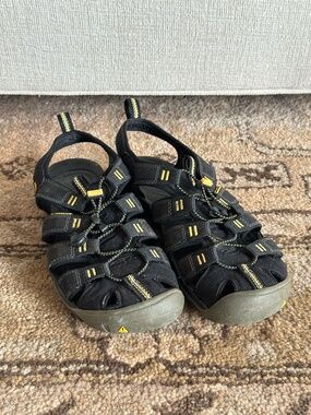Keen Water Shoes in Black Women's Size 9.5